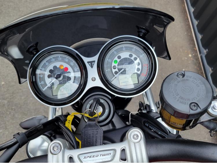 TRIUMPH SPEED TWIN 1200