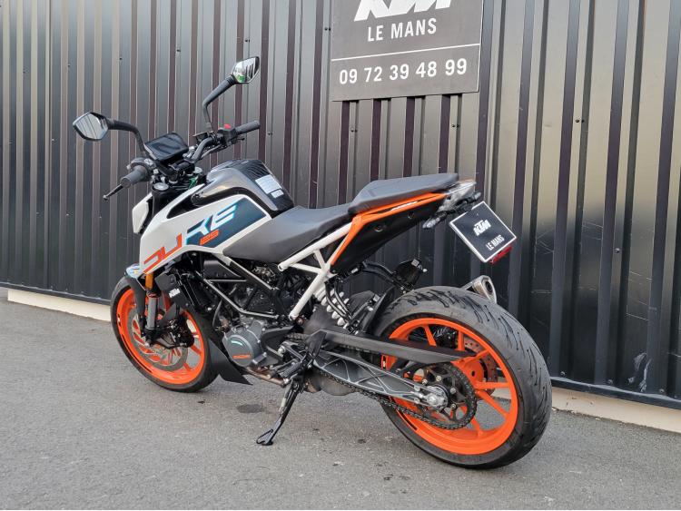 KTM 125 DUKE   1ERE MAIN  SEULEMENT 2900 KILOMETRES